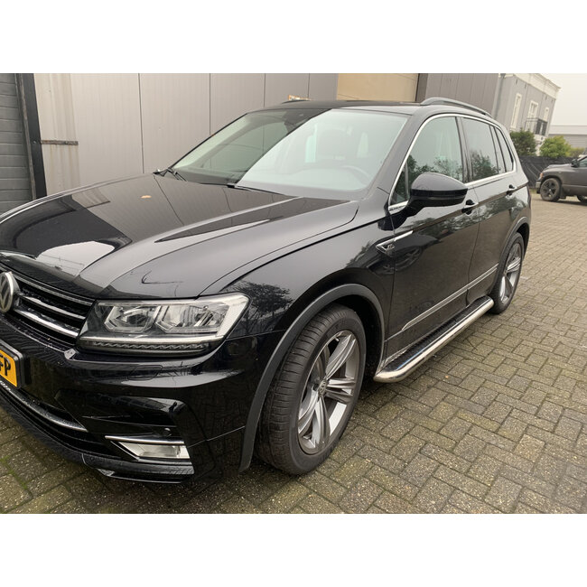 VW Tiguan II sidebars met rvs plaat