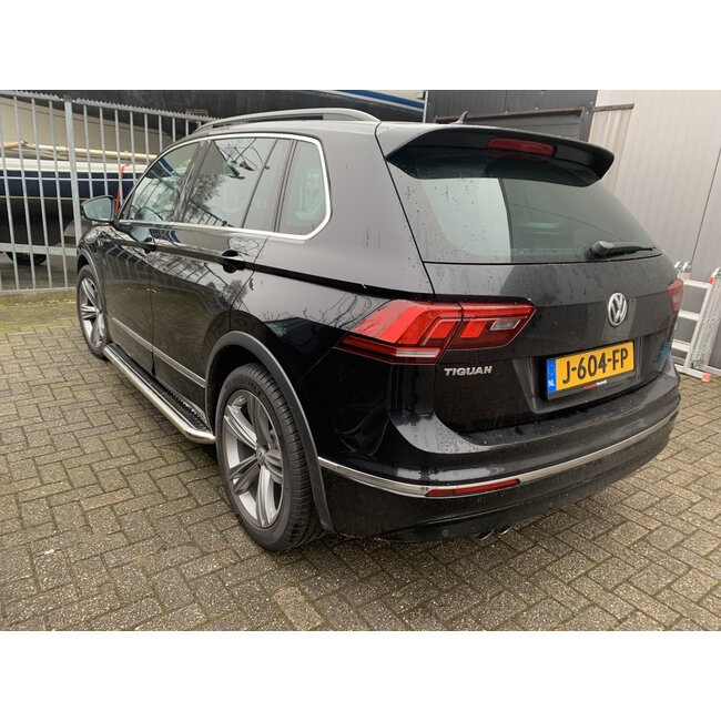 VW Tiguan II sidebars met rvs plaat