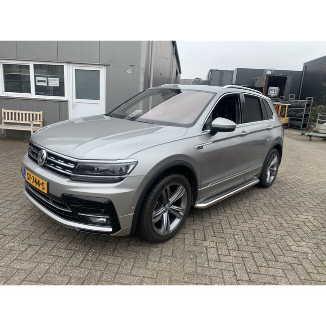 VW Tiguan II sidebars met rvs plaat