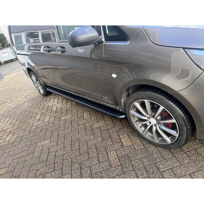 Mercedes-Benz Vito W639 W447 Sidebars met RVS trede Zwart gepoedercoat