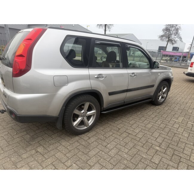 Nissan X-Trail 2008-2010 Sidebars met rvs trede Zwart gepoedercoat