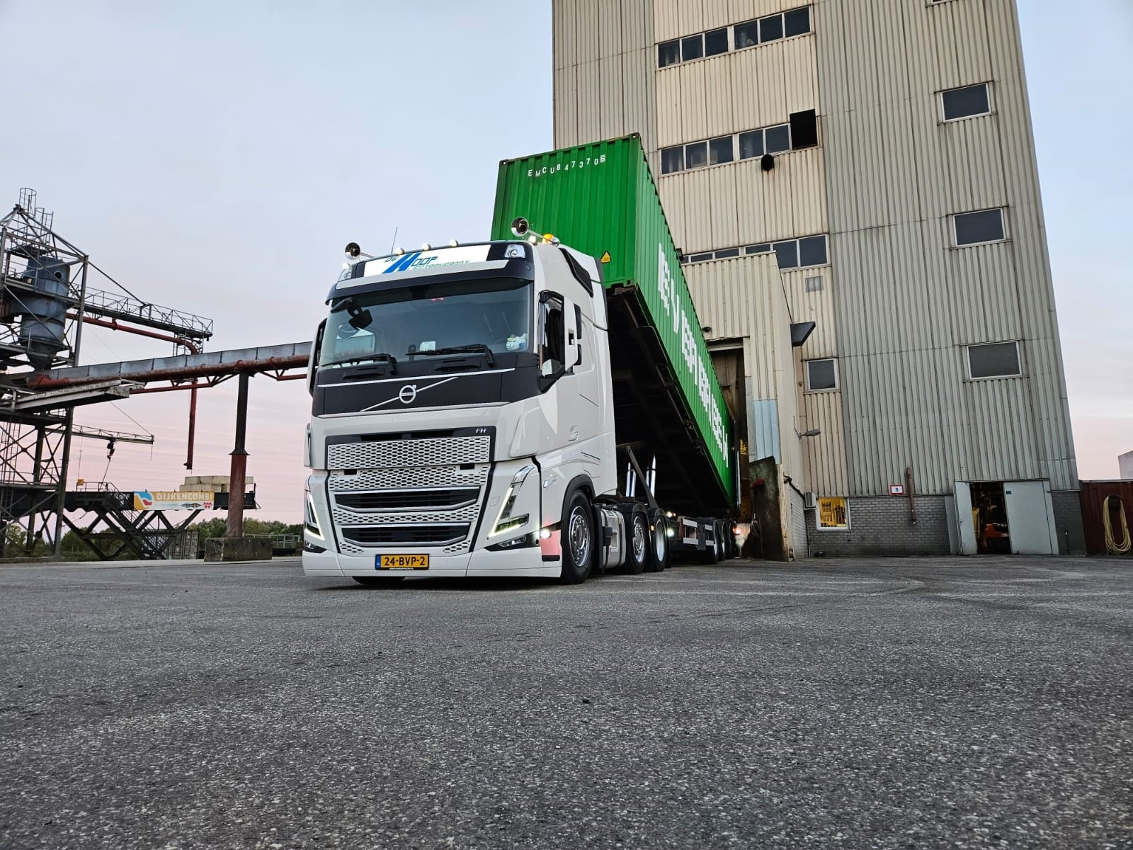 Overzicht van de bedrijfsomgeving bij De Hoop Wegtransport