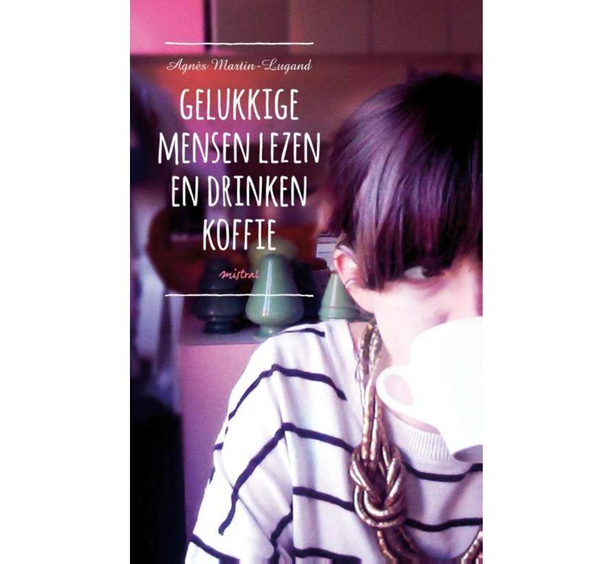 Gelukkige mensen lezen en drinken koffie