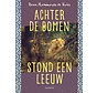 Achter de bomen stond een leeuw