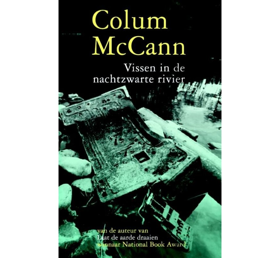 Vissen in de nachtzwarte rivier