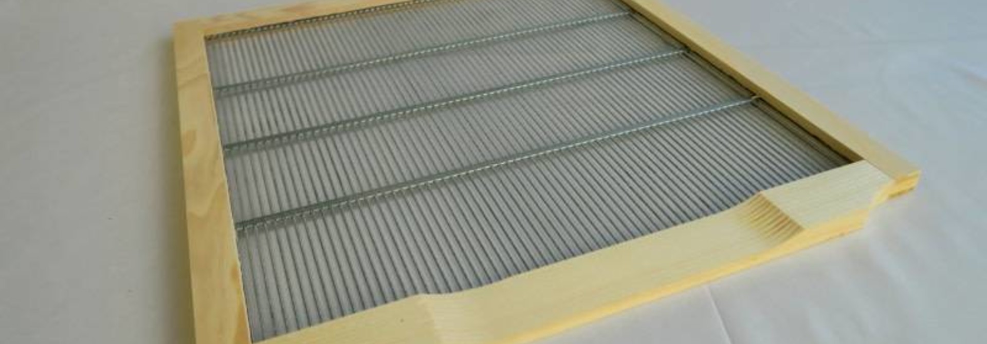 Wood bound queen excluder Simplex