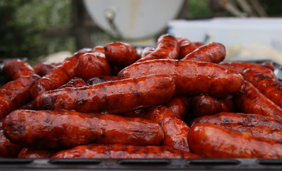 Saucisse avec marinade au miel et au chili pour le BBQ