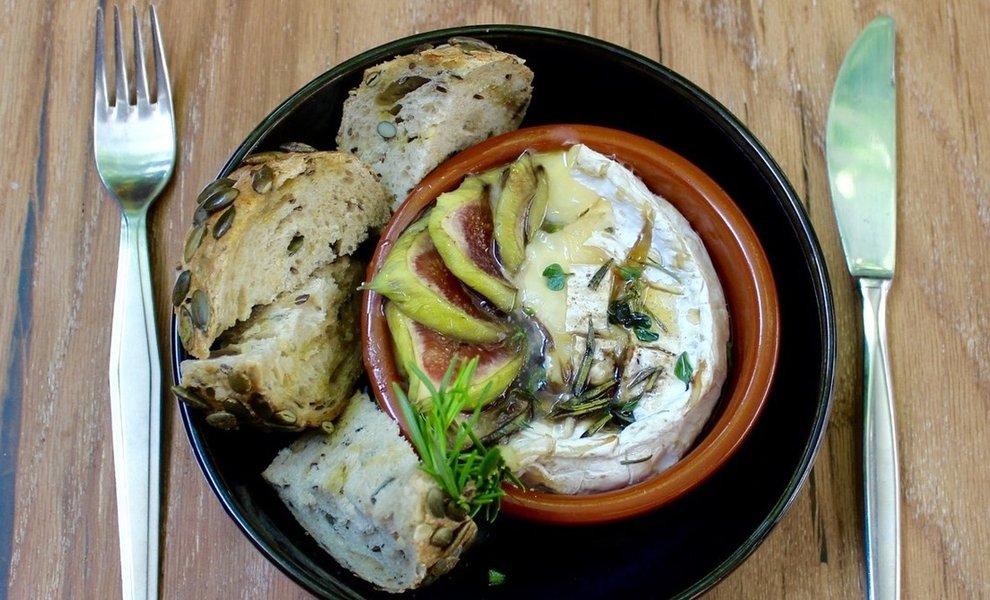 Recipe for Camembert drizzled with honey from the oven 