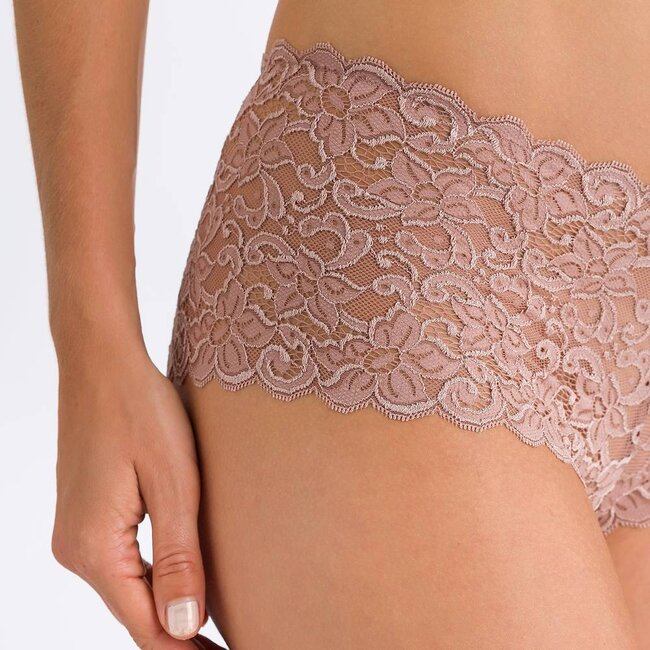 Hanro Maxi Briefs · Moments · Soft almond (brown)