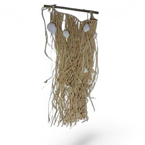 Wisiorek z rafii z muszlami 28 x 60 cm Wisiorek z rafii z muszlami 28 x 60 cm