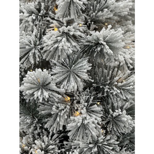 XMS-Trees XMS-Trees Kunstkerstboom Fairbanks H240 x Ø117 cm - inclusief LED - met besneeuwde takken - Brandvertragend
