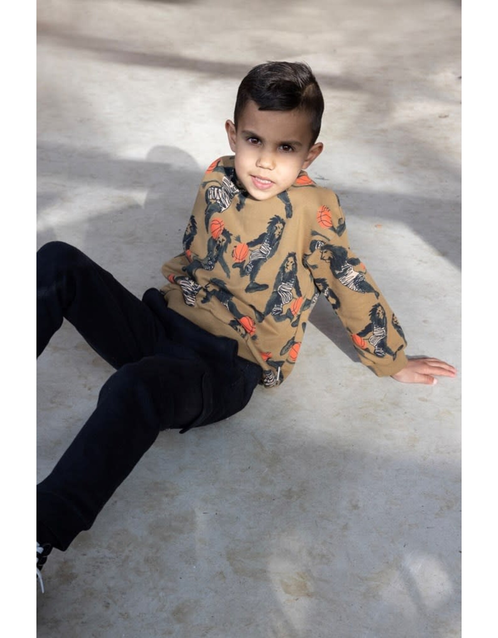 Sturdy Sweater AOP - Jump For Joy Olijf