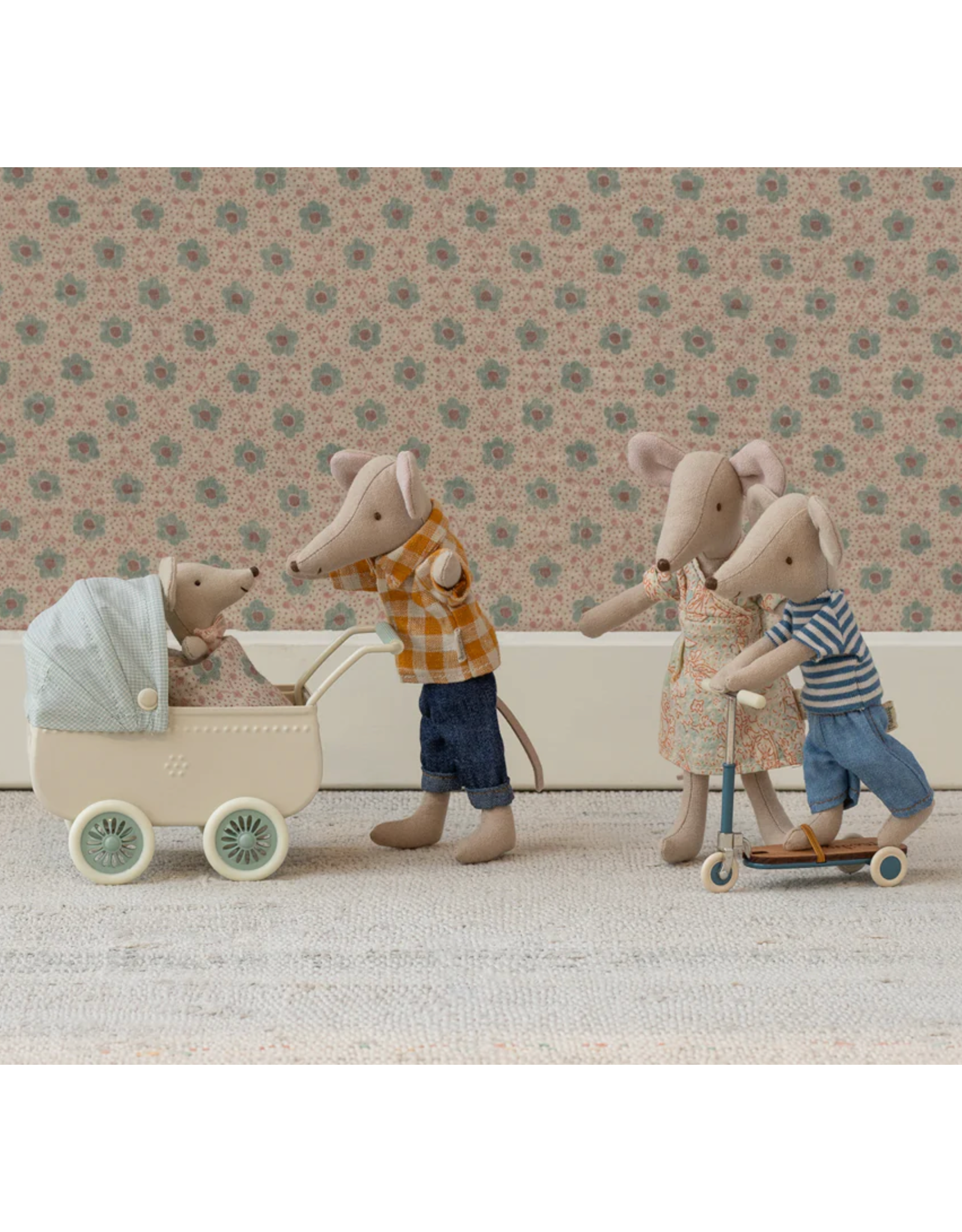 Maileg Pram with baby mouse Mint