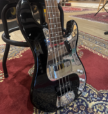 Squier Squier P-bass black met mirror slagplaat en matching headstock | Occasion