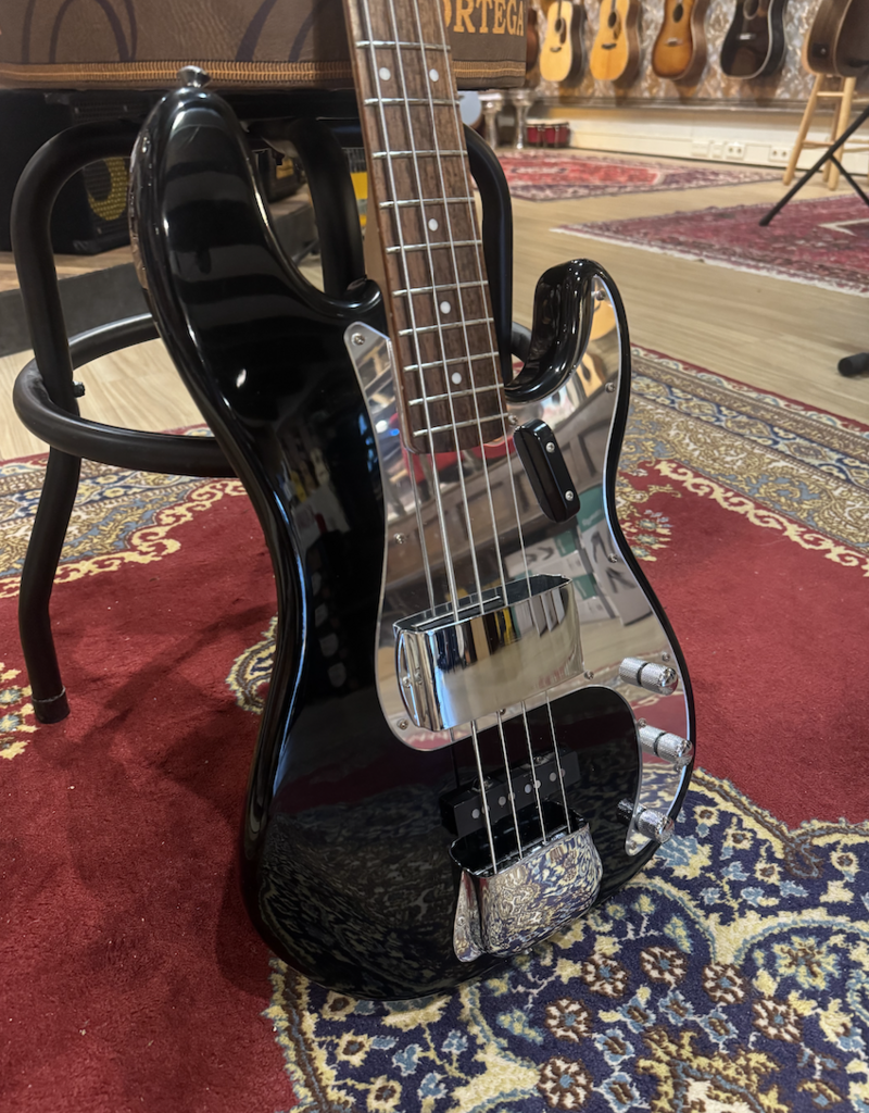 Squier Squier P-bass black met mirror slagplaat en matching headstock | Occasion