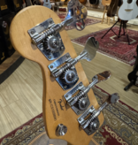 Squier Squier P-bass black met mirror slagplaat en matching headstock | Occasion