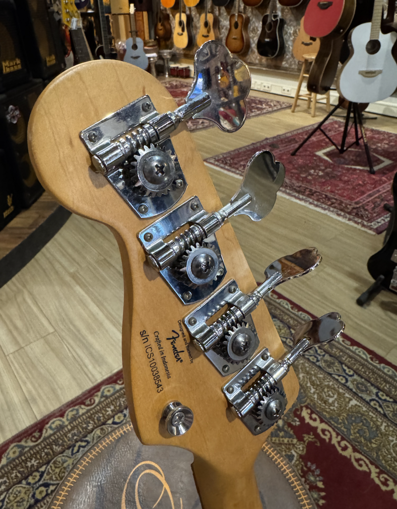 Squier Squier P-bass black met mirror slagplaat en matching headstock | Occasion