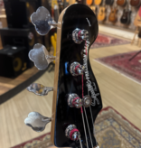 Squier Squier P-bass black met mirror slagplaat en matching headstock | Occasion