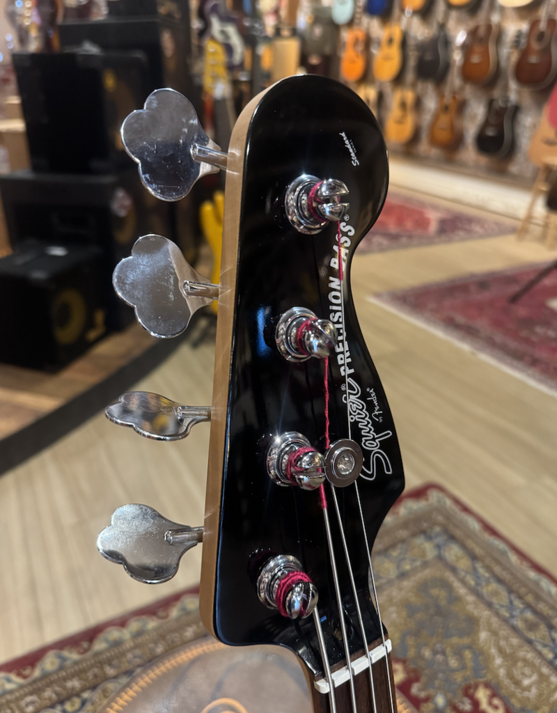 Squier Squier P-bass black met mirror slagplaat en matching headstock | Occasion