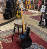 Squier Squier P-bass black met mirror slagplaat en matching headstock | Occasion