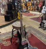 Squier Squier P-bass black met mirror slagplaat en matching headstock | Occasion