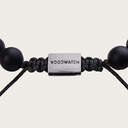 سوار مضاد للحساسية مصنوع من الخشب الطبيعي مع جديلة أنيقة من القطن الطبيعي العضوي مربوطة بمرساة خشبية بما يشبه عُقدة البَحَّار. يتميز هذا السوار بأنه قابل للتعديل ليناسب أي معصم. إنه الرفيق المثالي لأي ساعة خشبية من WoodWatch.