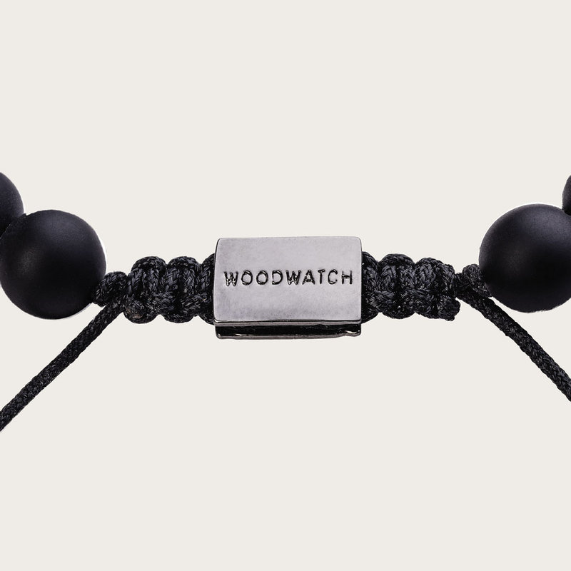 سوار مضاد للحساسية مصنوع من الخشب الطبيعي مع جديلة أنيقة من القطن الطبيعي العضوي مربوطة بمرساة خشبية بما يشبه عُقدة البَحَّار. يتميز هذا السوار بأنه قابل للتعديل ليناسب أي معصم. إنه الرفيق المثالي لأي ساعة خشبية من WoodWatch.
