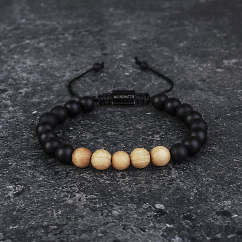 سوار مضاد للحساسية مصنوع من الخشب الطبيعي مع جديلة أنيقة من القطن الطبيعي العضوي مربوطة بمرساة خشبية بما يشبه عُقدة البَحَّار. يتميز هذا السوار بأنه قابل للتعديل ليناسب أي معصم. إنه الرفيق المثالي لأي ساعة خشبية من WoodWatch.