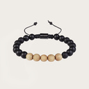 سوار مضاد للحساسية مصنوع من الخشب الطبيعي مع جديلة أنيقة من القطن الطبيعي العضوي مربوطة بمرساة خشبية بما يشبه عُقدة البَحَّار. يتميز هذا السوار بأنه قابل للتعديل ليناسب أي معصم. إنه الرفيق المثالي لأي ساعة خشبية من WoodWatch.