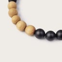 سوار مضاد للحساسية مصنوع من الخشب الطبيعي مع جديلة أنيقة من القطن الطبيعي العضوي مربوطة بمرساة خشبية بما يشبه عُقدة البَحَّار. يتميز هذا السوار بأنه قابل للتعديل ليناسب أي معصم. إنه الرفيق المثالي لأي ساعة خشبية من WoodWatch.