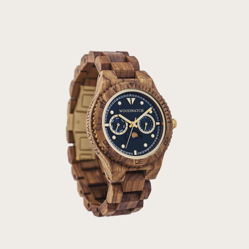 صُممت مجموعة أوديسي بالكامل احتفاءً بذكرى مرور سبعة أعوام على تأسيس WoodWatch. وتحتضن هذه المجموعة باقة من الساعات التي يبلغ قطرها 40 مم المزودة بخاصية عرض مراحل القمر الفريدة من نوعها. وللمرة الأولى على الإطلاق، تستخدم WoodWatch بعض المكونات الفسفورية في