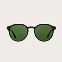 تتميز نظارة "بلاك كامو" من مجموعة "ريفلر" بإطارها الأسود الأنيق المصنوع من أجود أنواع الأسيتات الحيوية من شركة مازوتشيلي الإيطالية إلى جانب عدساتها الخضراء المموهة. كما تشتمل هذه النظارة على ذراعين مصنوعين يدوياً من خشب الورد الطبيعي وطرفين من الأسيتات ال