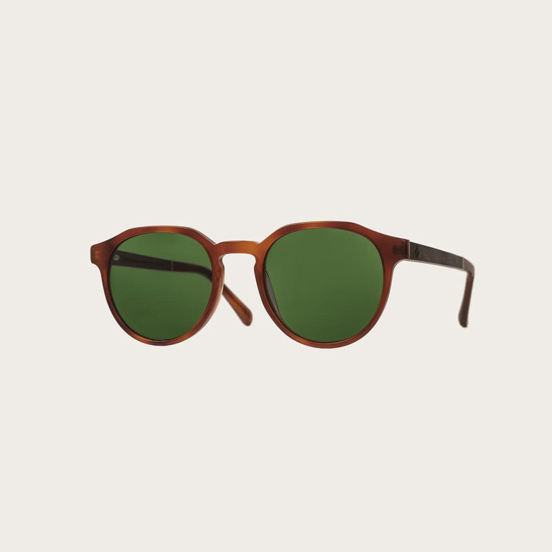 تتميز نظارة "كلاسيك هافاناس كامو" من مجموعة "ريفلر" بإطارها الأنيق ذي اللون الأصفر الداكن المتدرج مثل درع السلحفاة إلى جانب عدساتها الخضراء المموهة. وتتألف هذه النظارة من أجود أنواع الأسيتات الحيوية من شركة مازوتشيلي الإيطالية ومن ذراعين مصنوعين يدوياً من