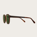 تتميز نظارة "كلاسيك هافاناس كامو" من مجموعة "ريفلر" بإطارها الأنيق ذي اللون الأصفر الداكن المتدرج مثل درع السلحفاة إلى جانب عدساتها الخضراء المموهة. وتتألف هذه النظارة من أجود أنواع الأسيتات الحيوية من شركة مازوتشيلي الإيطالية ومن ذراعين مصنوعين يدوياً من