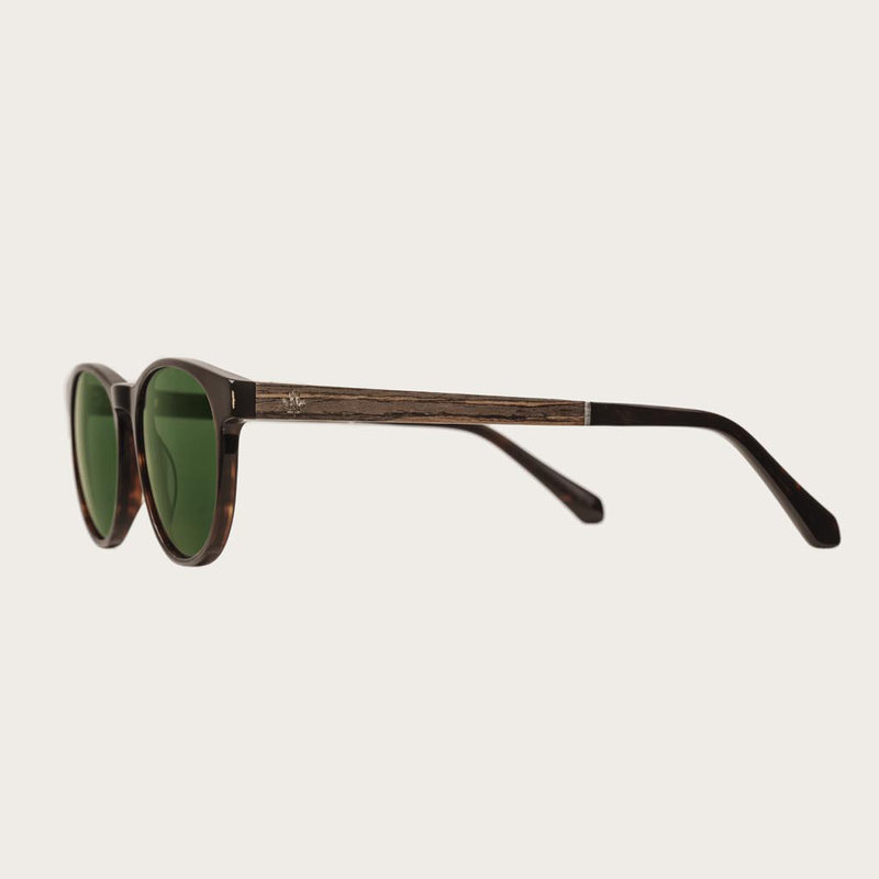 تتميز نظارة "فوريفر هافاناس كامو" من مجموعة "إيليبس" بإطارها الدائري الأنيق ذي اللون البني الداكن المتدرج مثل درع السلحفاة إلى جانب عدساتها الخضراء المموهة. وتتألف هذه النظارة من أجود أنواع الأسيتات الحيوية من شركة مازوتشيلي الإيطالية ومن ذراعين مصنوعين ي