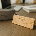 تتميز نظارة "هيريتدج غريديانت بلو" من مجموعة "سوهو" بإطارها البيضاوي ذي اللون الرمادي المتدرج مثل درع السلحفاة إلى جانب عدساتها الزرقاء المتدرجة. وتتألف هذه النظارة من أجود أنواع الأسيتات الحيوية من شركة مازوتشيلي الإيطالية ومن ذراعين مصنوعين يدوياً من خش