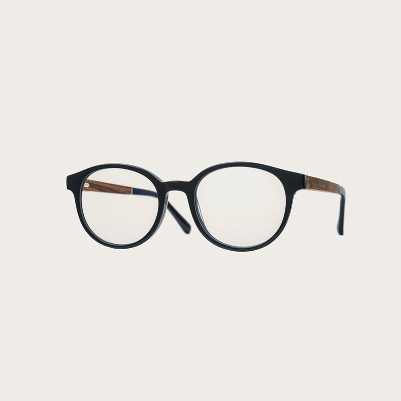 تعد هذه النظارات الأنيقة المزودة بعدسات "بلو بلوكرز" الخيار الأمثل لحجب الضوء الأزرق الضار الذي قد يسبب إجهاد العين والصداع والأرق. وتتميز نظارة "بلاك" من مجموعة "سوهو" بإطارها الأسود المصنوع من أجود أنواع الأسيتات الحيوية من شركة مازوتشيلي الإيطالية. كما