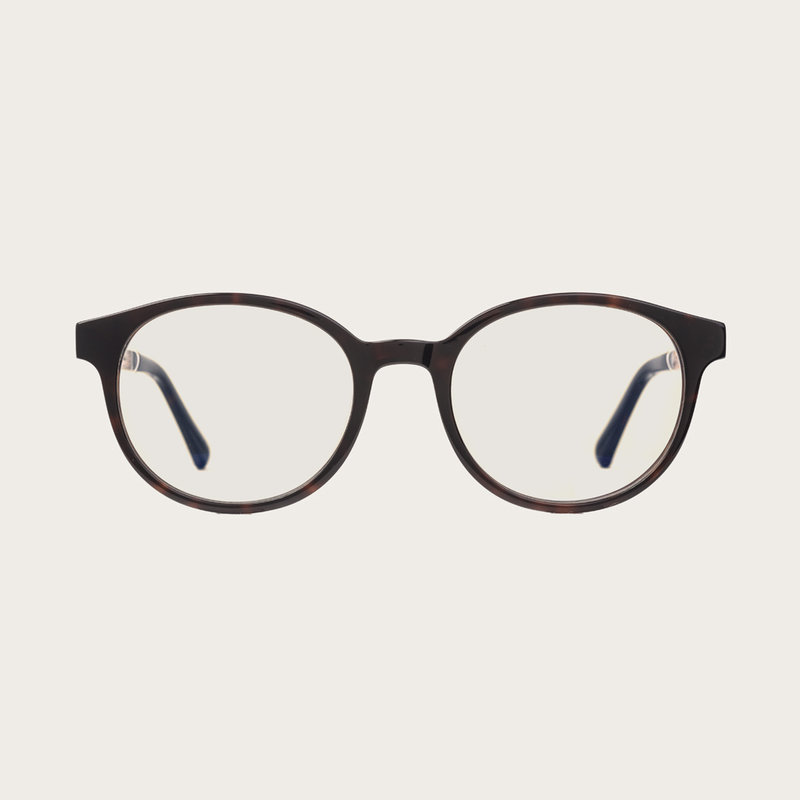 تعد هذه النظارات الأنيقة المزودة بعدسات "بلو بلوكرز" الخيار الأمثل لحجب الضوء الأزرق الضار الذي قد يسبب إجهاد العين والصداع والأرق. وتتميز نظارة "فوريفر هافاناس" من مجموعة "سوهو" بإطارها البني الداكن المتدرج مثل درع السلحفاة والمصنوع من أجود أنواع الأسيتا