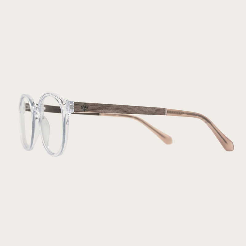 تعد هذه النظارة الأنيقة المزودة بعدسات "بلو بلوكرز" الخيار الأمثل لحجب الضوء الأزرق الضار الذي قد يسبب إجهاد العين والصداع والأرق. وتتميز نظارة "كلير" من مجموعة "سوهو" بإطارها الشفاف المصنوع من أجود أنواع الأسيتات الحيوية من شركة مازوتشيلي الإيطالية. كما
