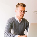 تصفية الضوء الأزرق الضار الذي يمكن أن يسبب في إجهاد العين والصداع و اضطراب النوم. تتميز نظارة هريتدج من مجموعة ريفلر بإطار رمادي ذو ملمس ناعم و مصنوع من المازوتشيلي و الأسيتات الحيوية بالإضافة إلى لمسة خشب الزيبراوود الناعمة بالإضافة إلى لمسة خشب الزيبراو