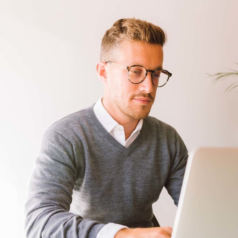 تصفية الضوء الأزرق الضار الذي يمكن أن يسبب في إجهاد العين والصداع و اضطراب النوم. تتميز نظارة هريتدج من مجموعة ريفلر بإطار رمادي ذو ملمس ناعم و مصنوع من المازوتشيلي و الأسيتات الحيوية بالإضافة إلى لمسة خشب الزيبراوود الناعمة بالإضافة إلى لمسة خشب الزيبراو