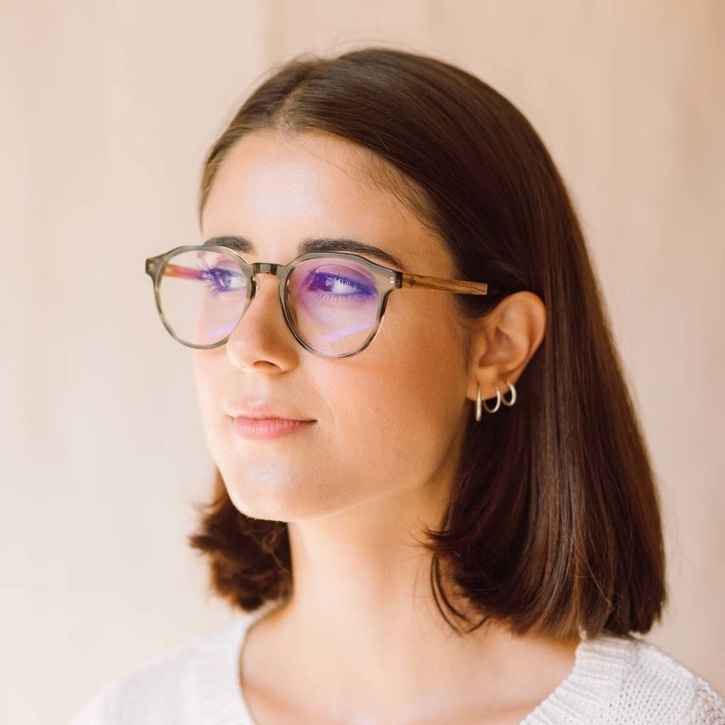 تصفية الضوء الأزرق الضار الذي يمكن أن يسبب في إجهاد العين والصداع و اضطراب النوم. تتميز نظارة هريتدج من مجموعة ريفلر بإطار رمادي ذو ملمس ناعم و مصنوع من المازوتشيلي و الأسيتات الحيوية بالإضافة إلى لمسة خشب الزيبراوود الناعمة بالإضافة إلى لمسة خشب الزيبراو