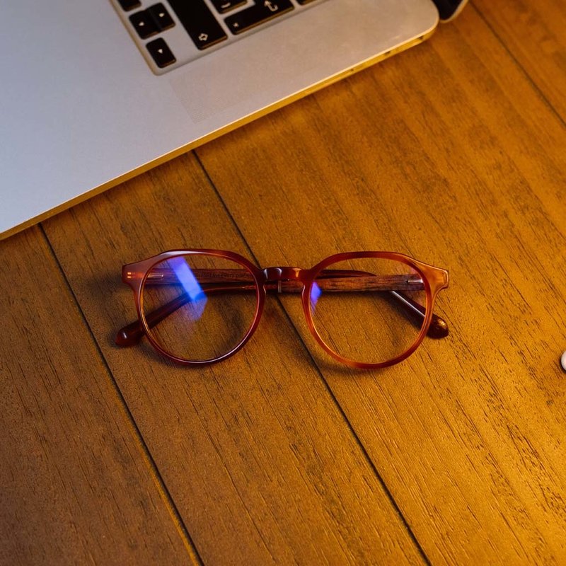 الخيار الأمثل لتقليل الضوء الأزرق الضار الذي قد يسبب إجهاد العين والصداع والأرق. تتميز نظارة "ريفلر كلاسيك هافاناس" بإطارها الأنيق ذو اللون المتدرج من البني إلى الأصفر الذي يشبه لون درع السلحفاة. وتتألف هذه النظارة من أجود أنواع الأسيتات الحيوية من شركة م