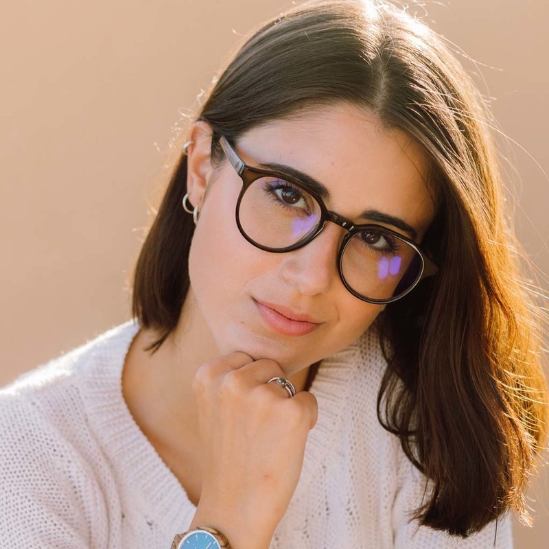 تعد نظارة "فوريفر هافاناس" من مجموعة "ريفلر" الخيار الأمثل لحجب الضوء الأزرق الضار الذي قد يسبب إجهاد العين والصداع والأرق. وتتميز هذه النظارة بإطارها الأنيق الناعم ذي اللون البني المتدرج مثل درع السلحفاة والمصنوع من أجود أنواع الأسيتات الحيوية من شركة ما