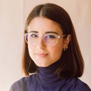 تعد هذه النظارة الأنيقة المزودة بعدسات "بلو بلوكرز" الخيار الأمثل لحجب الضوء الأزرق الضار الذي قد يسبب إجهاد العين والصداع والأرق. وتتميز نظارة "كلير" من مجموعة "إيليبس" بإطارها الدائري الشفاف والمصنوع من أجود أنواع الأسيتات الحيوية من شركة مازوتشيلي الإي