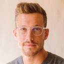 تعد هذه النظارة الأنيقة المزودة بعدسات "بلو بلوكرز" الخيار الأمثل لحجب الضوء الأزرق الضار الذي قد يسبب إجهاد العين والصداع والأرق. وتتميز نظارة "كلير" من مجموعة "إيليبس" بإطارها الدائري الشفاف والمصنوع من أجود أنواع الأسيتات الحيوية من شركة مازوتشيلي الإي