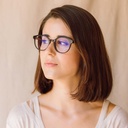 تعد هذه النظارات الأنيقة المزودة بعدسات "بلو بلوكرز" الخيار الأمثل لحجب الضوء الأزرق الضار الذي قد يسبب إجهاد العين والصداع والأرق. وتتميز نظارة "فوريفر هافاناس" من مجموعة "سوهو" بإطارها البني الداكن المتدرج مثل درع السلحفاة والمصنوع من أجود أنواع الأسيتا