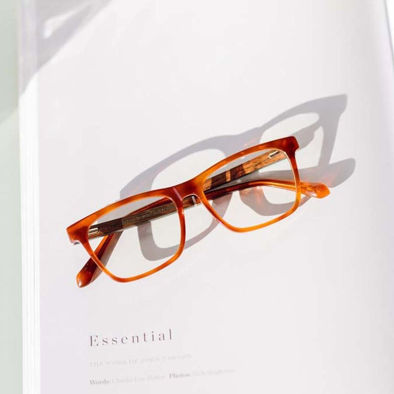 تعد هذه النظارات الأنيقة المزودة بعدسات "بلو بلوكرز" الخيار الأمثل لحجب الضوء الأزرق الضار الذي قد يسبب إجهاد العين والصداع والأرق. وتتميز نظارة "كلاسيك هافاناس" من مجموعة "بروكلين" بإطارها الأصفر الداكن المتدرج مثل درع السلحفاة والمصنوع من أجود أنواع الأ