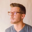 تعد هذه النظارات الأنيقة المزودة بعدسات "بلو بلوكرز" الخيار الأمثل لحجب الضوء الأزرق الضار الذي قد يسبب إجهاد العين والصداع والأرق. وتتميز نظارة "كلاسيك هافاناس" من مجموعة "بروكلين" بإطارها الأصفر الداكن المتدرج مثل درع السلحفاة والمصنوع من أجود أنواع الأ