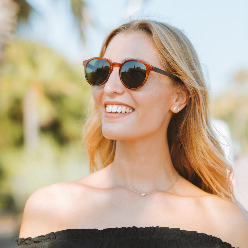 تتميز نظارة "كلاسيك هافاناس كامو" من مجموعة "ريفلر" بإطارها الأنيق ذي اللون الأصفر الداكن المتدرج مثل درع السلحفاة إلى جانب عدساتها الخضراء المموهة. وتتألف هذه النظارة من أجود أنواع الأسيتات الحيوية من شركة مازوتشيلي الإيطالية ومن ذراعين مصنوعين يدوياً من